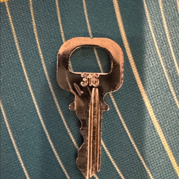 Louis Vuitton Silver Lock and Key - Picture 5 of 5